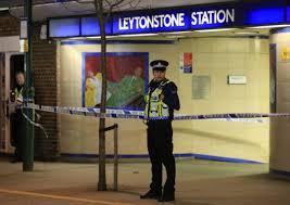 Злодей с нож напада в Северен Лондон
